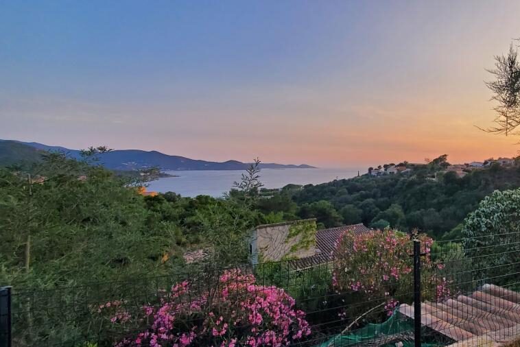 Vue sur la mer depuis Le Repaire des Pirates, gîte dog-friendly en Corse, entouré de nature et idéal pour les séjours avec chien.