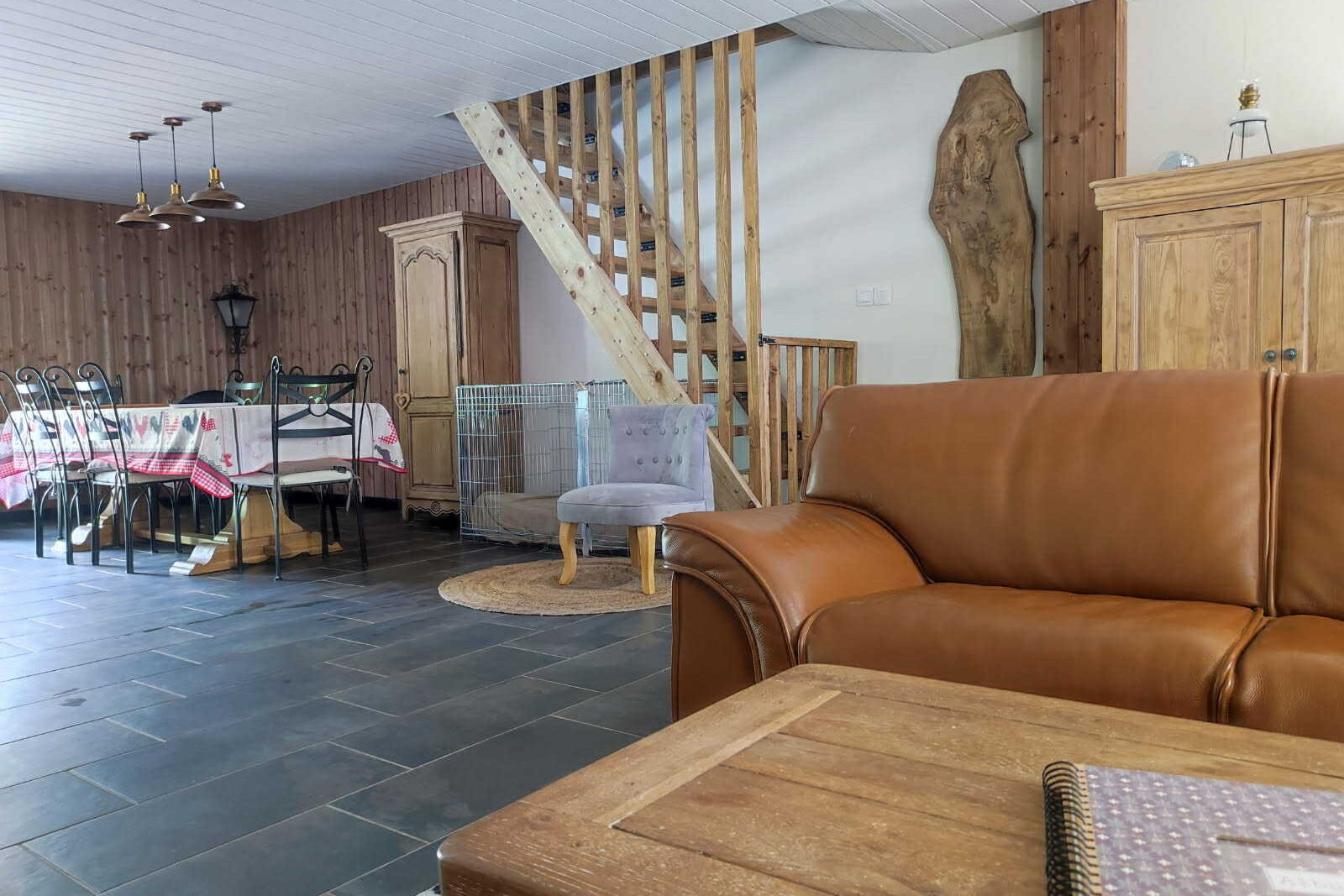 Intérieur du Gîte’n Dog, gîte dog-friendly dans l’Ariège avec salon confortable et salle à manger chaleureuse.