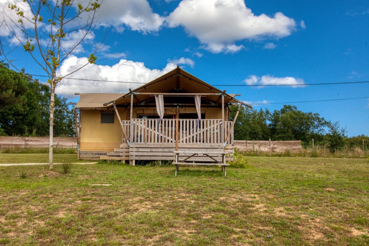 Lodge safari dog friendly en Dordogne avec terrasse et terrain clôturé